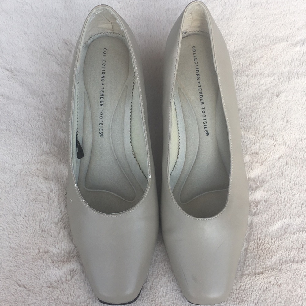 Beige tender tootsies heels size 8.5 wide